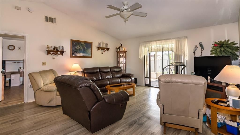 For Sale: $275,000 (3 beds, 2 baths, 1370 Square Feet)