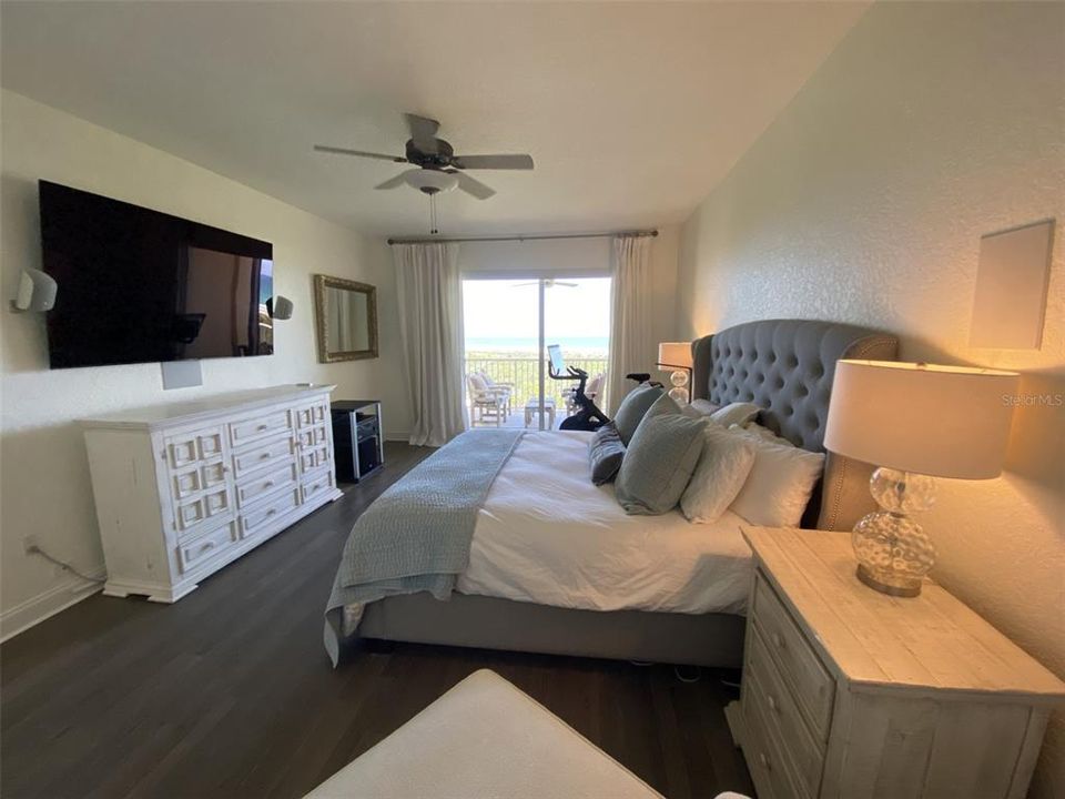 Spacious Primary Suite wake up to the ocean