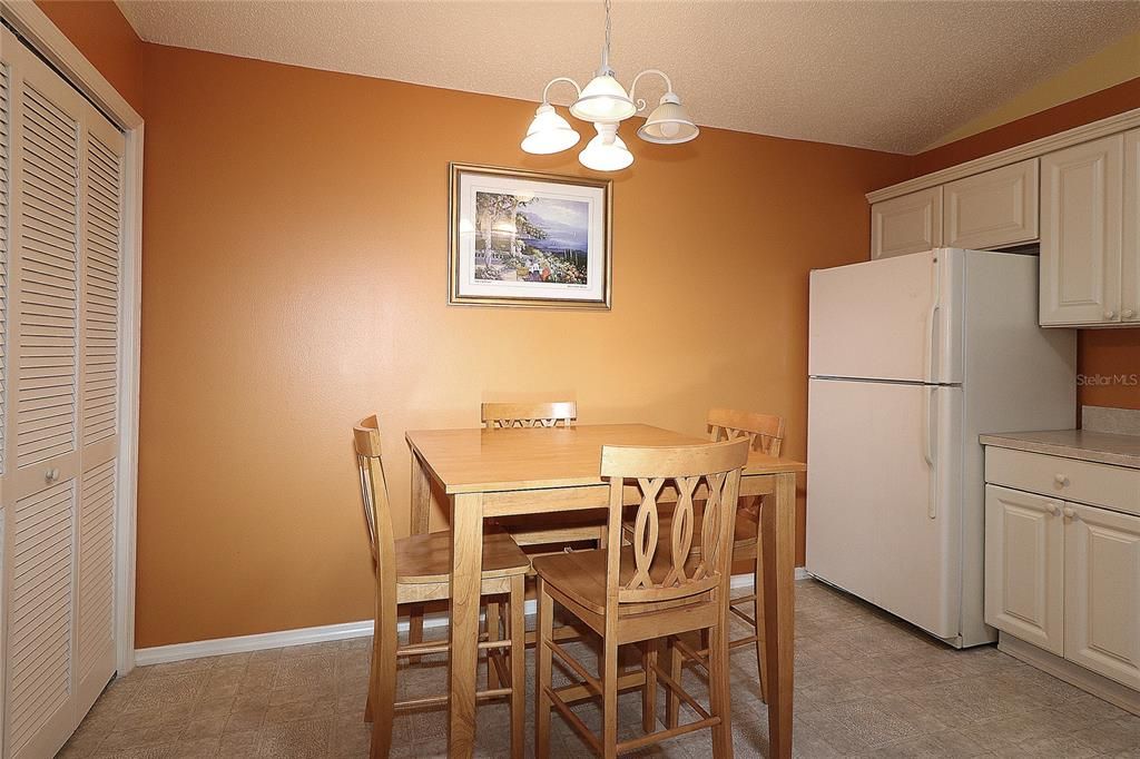 For Sale: $289,000 (2 beds, 2 baths, 1156 Square Feet)