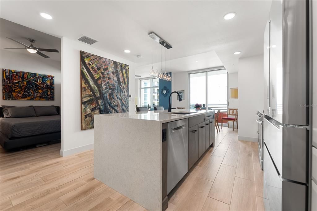 Active With Contract: $412,000 (1 beds, 1 baths, 800 Square Feet)