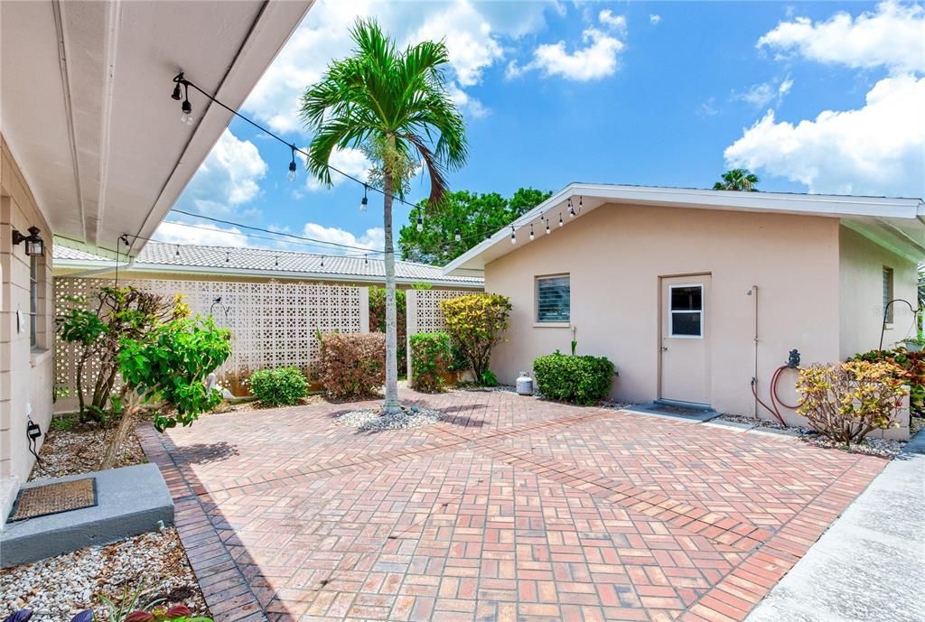 For Sale: $1,295,000 (3 beds, 2 baths, 2276 Square Feet)