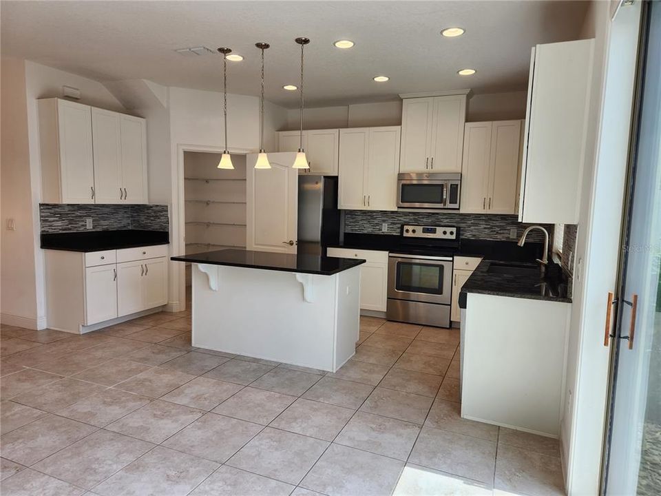 For Rent: $2,550 (2 beds, 2 baths, 1246 Square Feet)