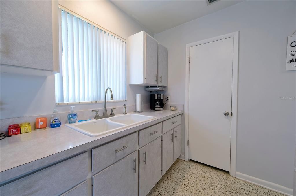 For Sale: $242,000 (2 beds, 1 baths, 1078 Square Feet)