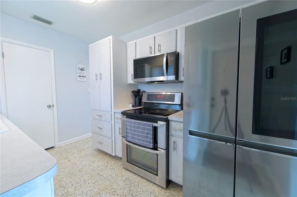 For Sale: $242,000 (2 beds, 1 baths, 1078 Square Feet)