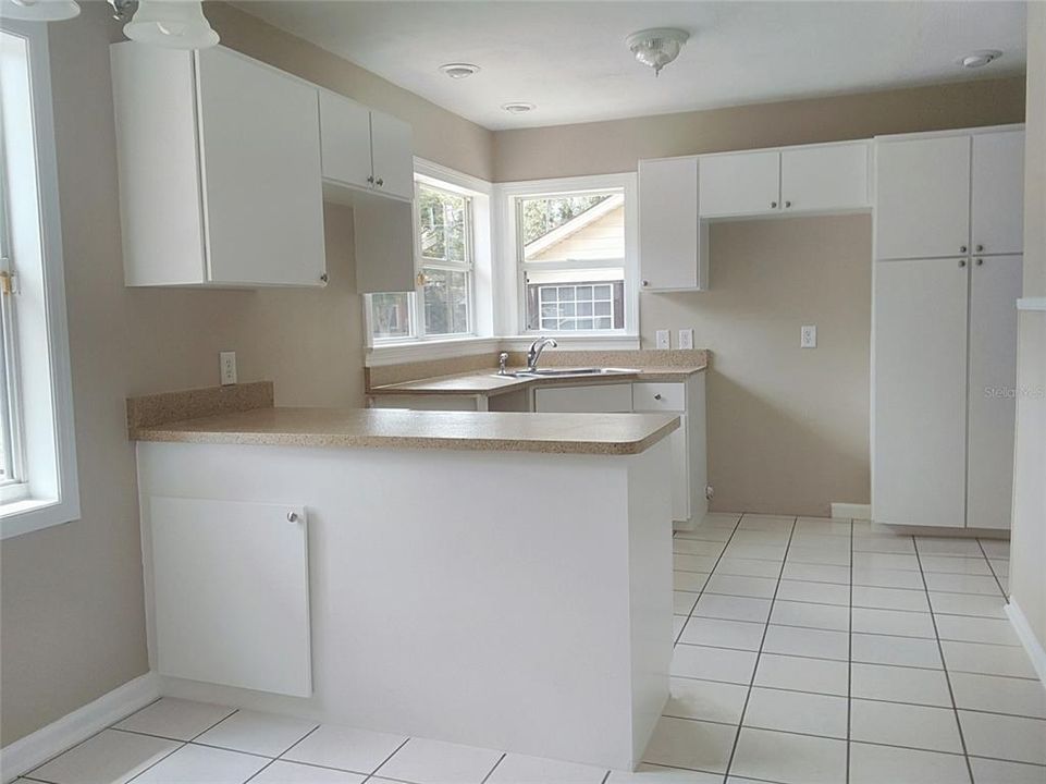 Active With Contract: $237,000 (2 beds, 1 baths, 1217 Square Feet)