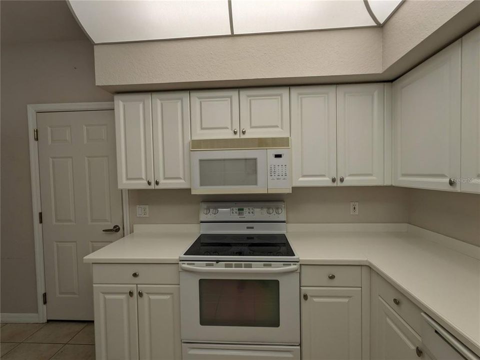 For Sale: $299,500 (2 beds, 2 baths, 1353 Square Feet)