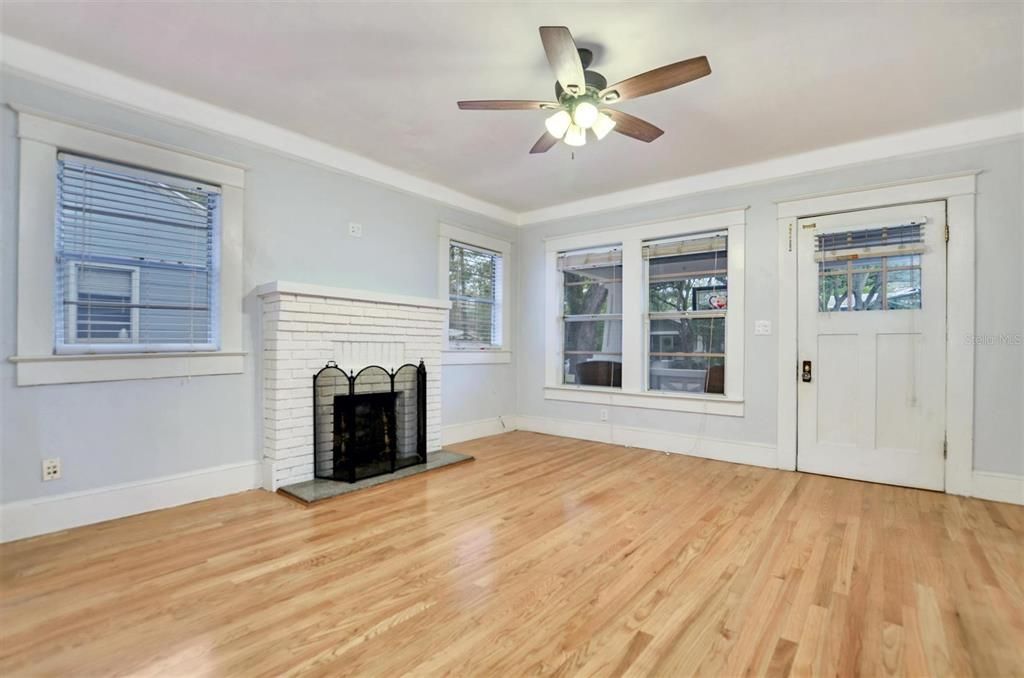 Active With Contract: $4,100 (2 beds, 2 baths, 1144 Square Feet)