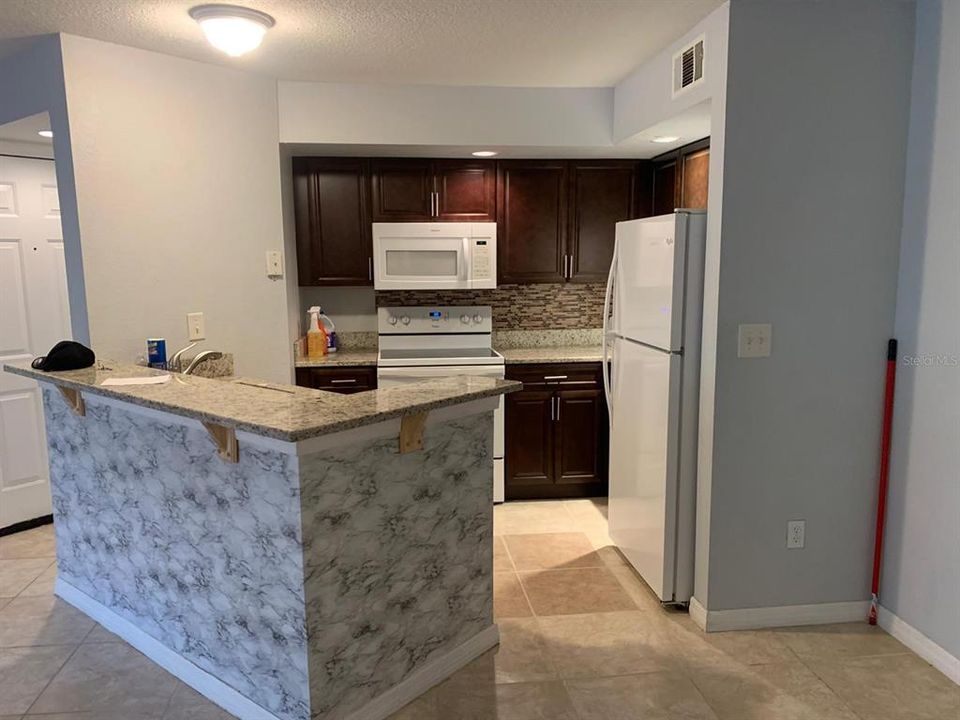 For Sale: $180,000 (2 beds, 1 baths, 934 Square Feet)