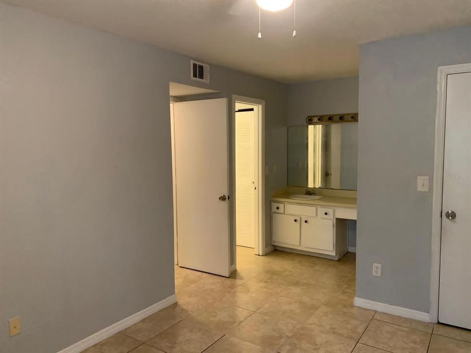 For Sale: $180,000 (2 beds, 1 baths, 934 Square Feet)