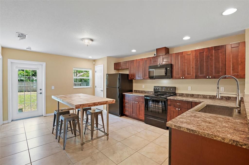 Active With Contract: $339,000 (3 beds, 2 baths, 1211 Square Feet)