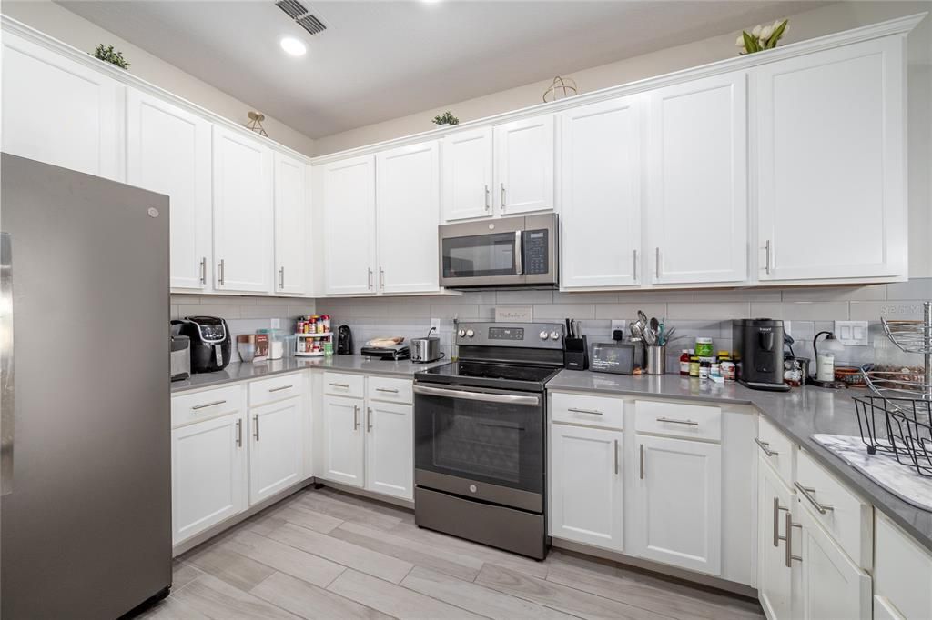 For Sale: $385,000 (3 beds, 2 baths, 1741 Square Feet)