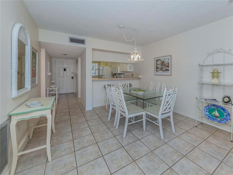 For Sale: $249,900 (2 beds, 2 baths, 946 Square Feet)