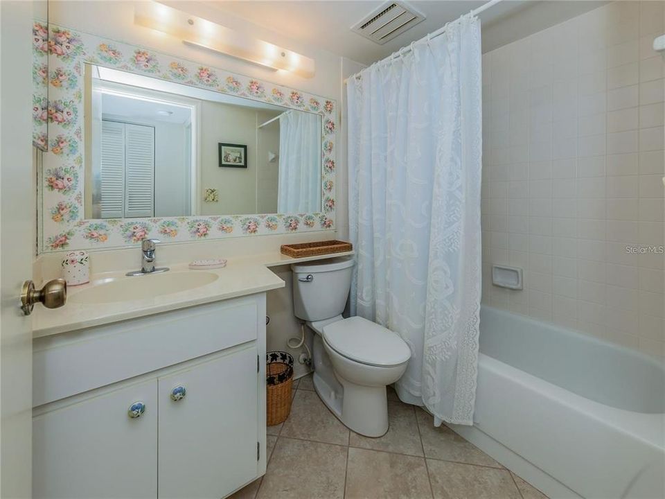 For Sale: $249,900 (2 beds, 2 baths, 946 Square Feet)