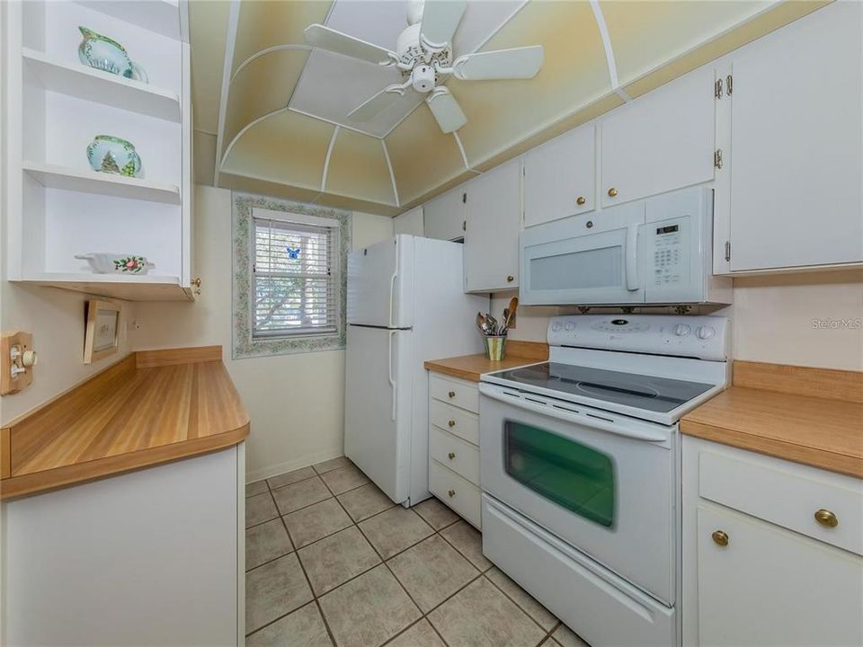 For Sale: $249,900 (2 beds, 2 baths, 946 Square Feet)