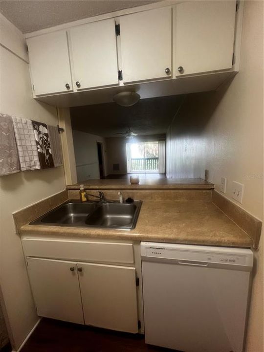 Active With Contract: $129,900 (2 beds, 2 baths, 840 Square Feet)