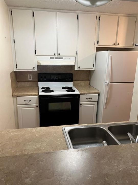 Active With Contract: $129,900 (2 beds, 2 baths, 840 Square Feet)