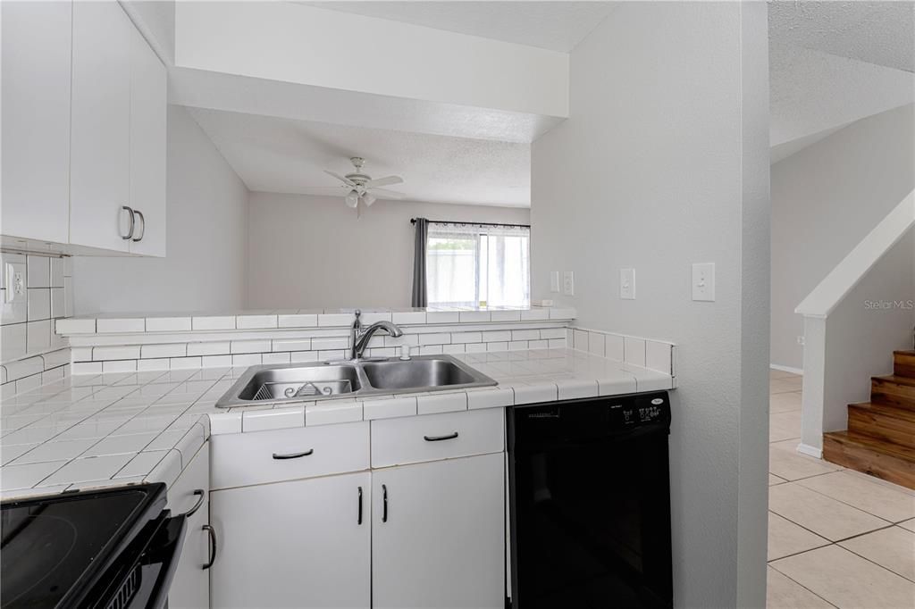 For Rent: $1,150 (2 beds, 1 baths, 1085 Square Feet)