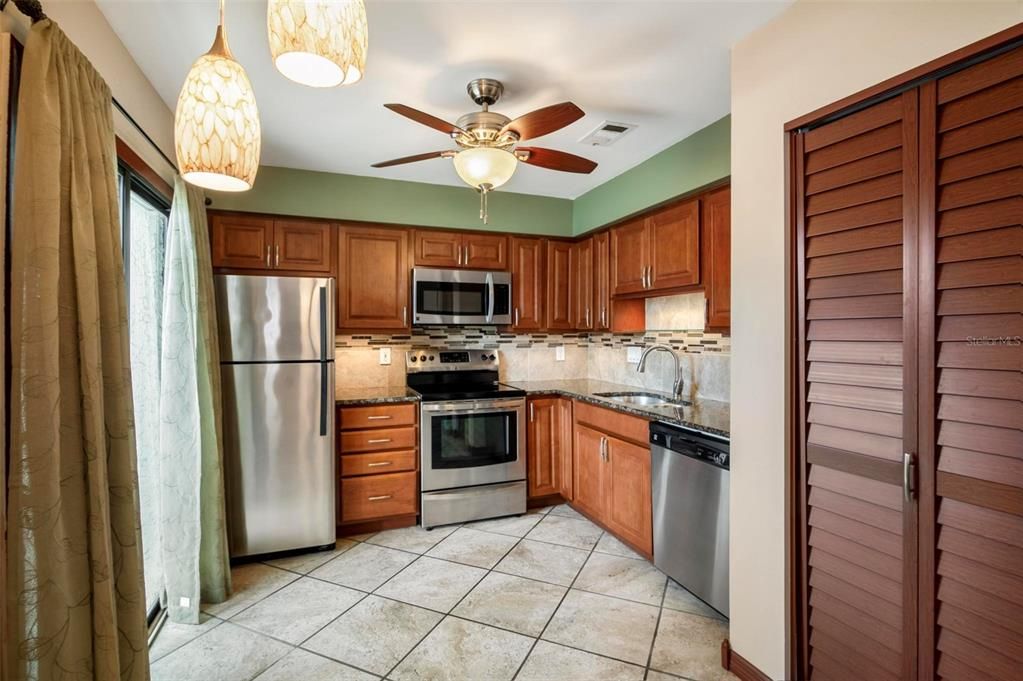 For Sale: $199,900 (2 beds, 2 baths, 910 Square Feet)