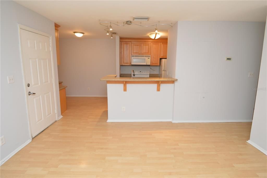 Active With Contract: $1,375 (1 beds, 1 baths, 615 Square Feet)