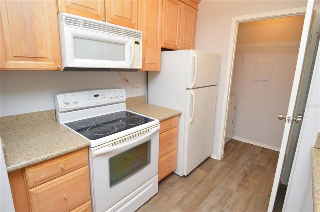 Active With Contract: $1,375 (1 beds, 1 baths, 615 Square Feet)