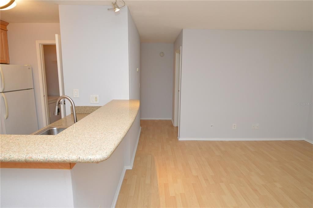 Active With Contract: $1,375 (1 beds, 1 baths, 615 Square Feet)