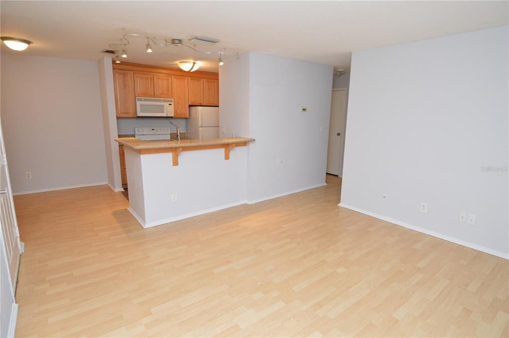 Recently Rented: $1,375 (1 beds, 1 baths, 615 Square Feet)