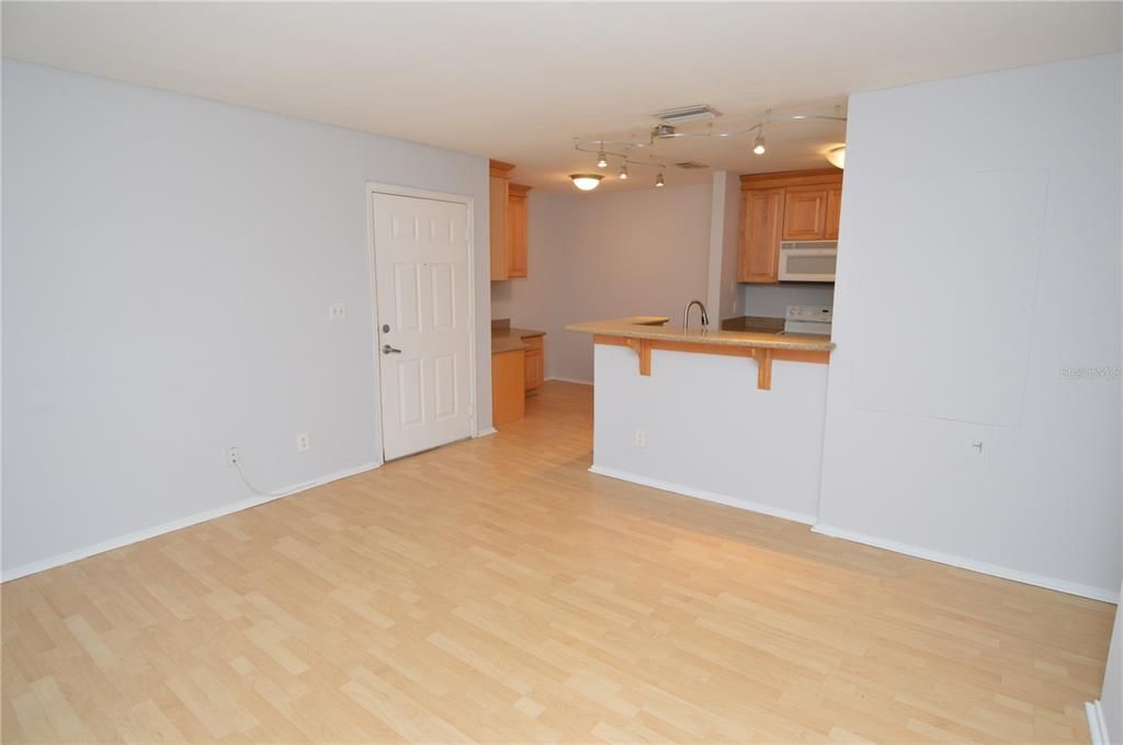 Active With Contract: $1,375 (1 beds, 1 baths, 615 Square Feet)