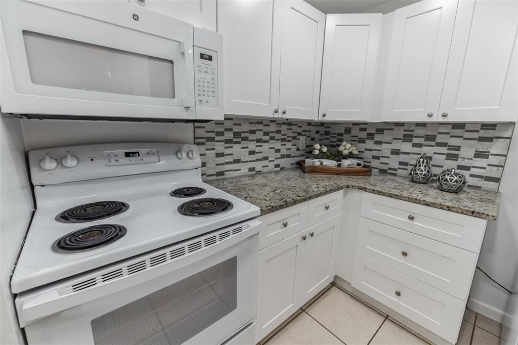 For Sale: $205,000 (2 beds, 2 baths, 897 Square Feet)