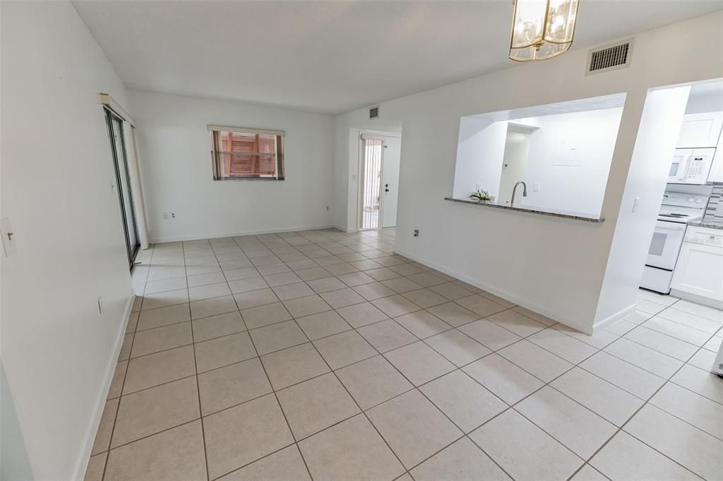 For Sale: $205,000 (2 beds, 2 baths, 897 Square Feet)