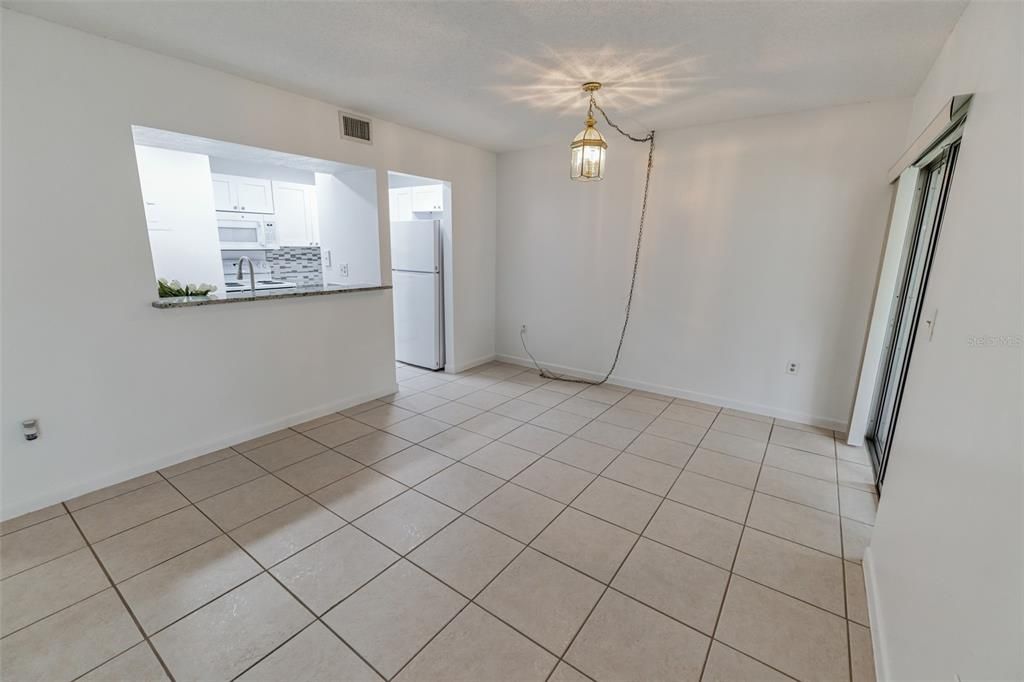 For Sale: $205,000 (2 beds, 2 baths, 897 Square Feet)