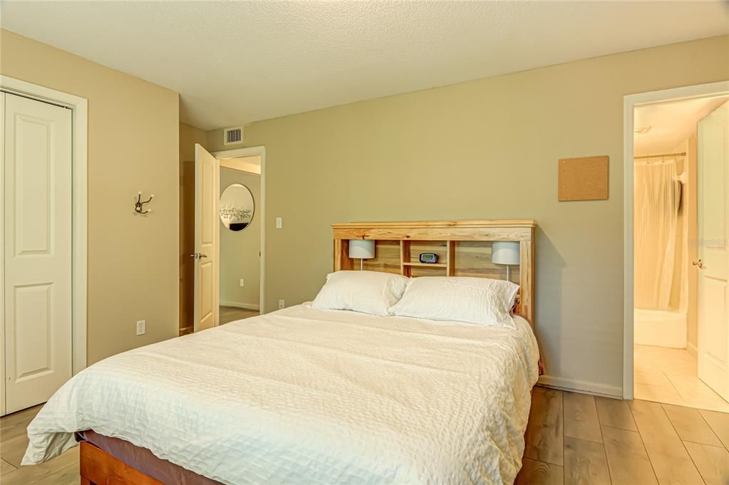 Active With Contract: $159,000 (2 beds, 2 baths, 900 Square Feet)