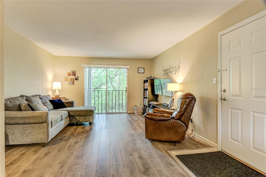 Active With Contract: $159,000 (2 beds, 2 baths, 900 Square Feet)