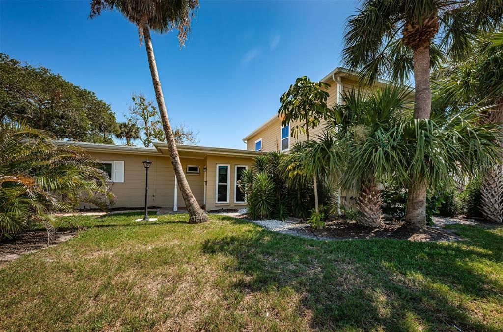 Active With Contract: $799,900 (3 beds, 2 baths, 1646 Square Feet)