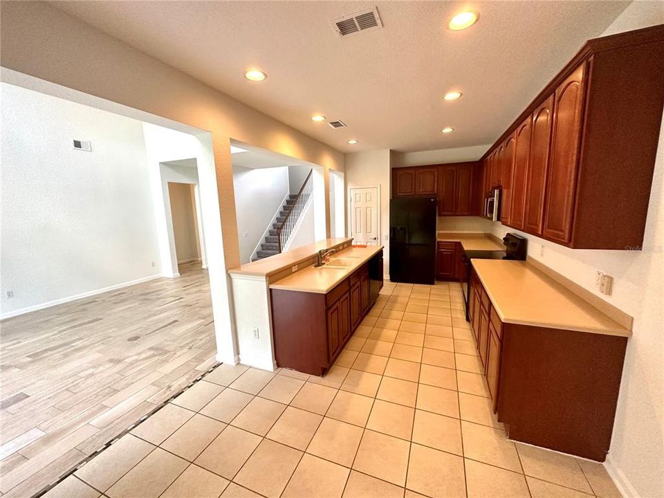 For Rent: $3,000 (4 beds, 2 baths, 2391 Square Feet)