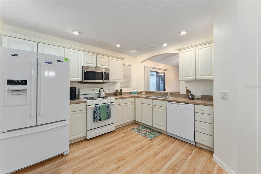 For Sale: $349,900 (2 beds, 2 baths, 1182 Square Feet)