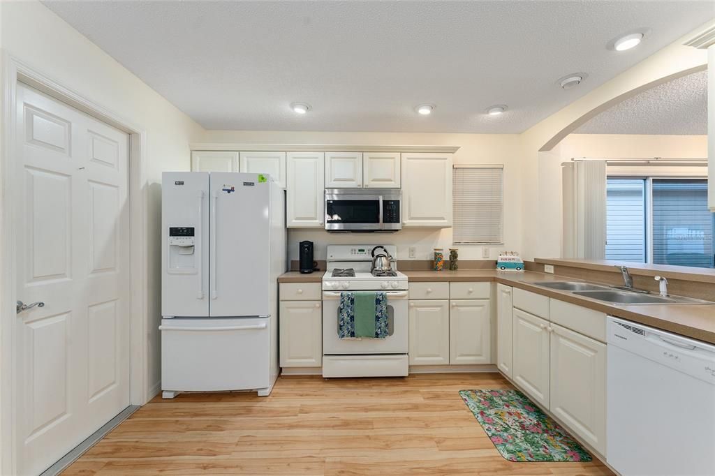 For Sale: $349,900 (2 beds, 2 baths, 1182 Square Feet)