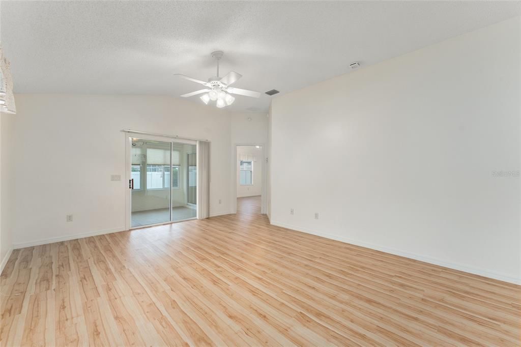 For Sale: $349,900 (2 beds, 2 baths, 1182 Square Feet)