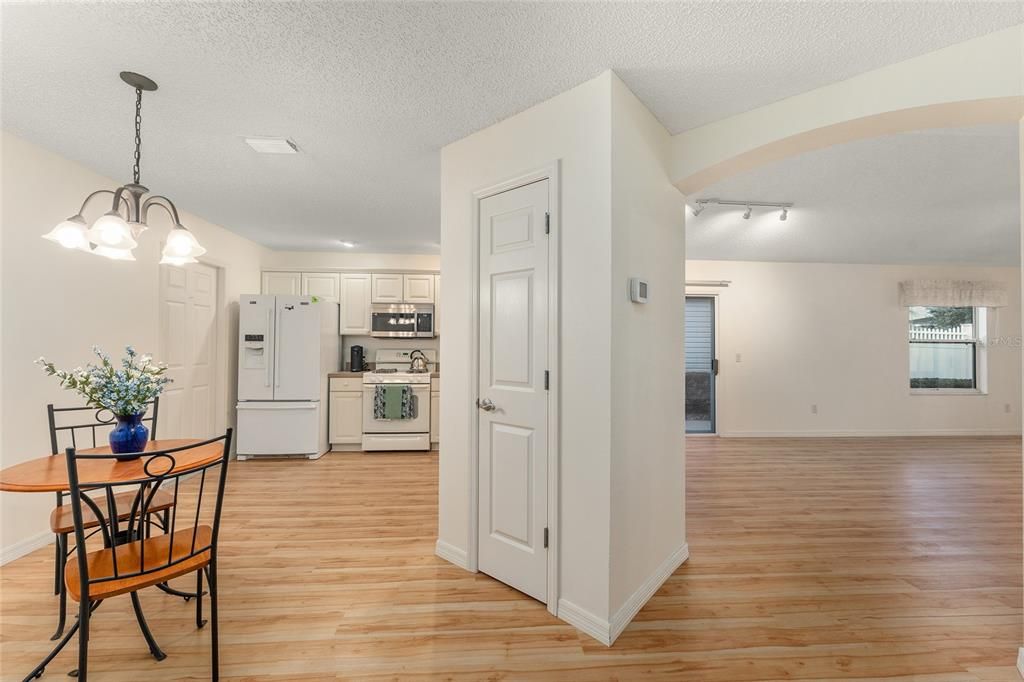 For Sale: $349,900 (2 beds, 2 baths, 1182 Square Feet)