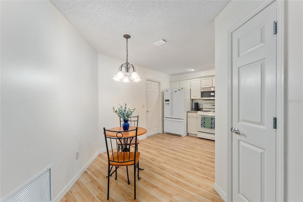 For Sale: $349,900 (2 beds, 2 baths, 1182 Square Feet)