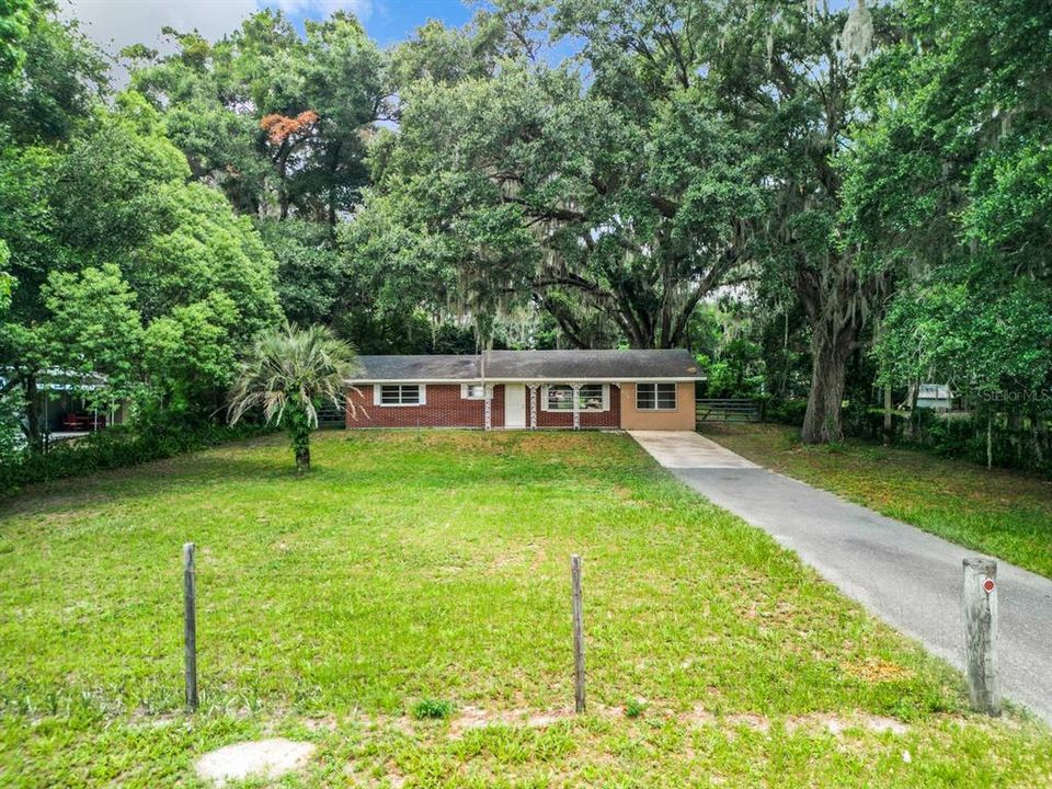 spacious front yard