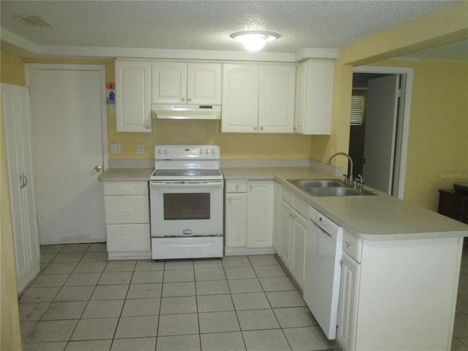 Active With Contract: $164,900 (3 beds, 2 baths, 1360 Square Feet)