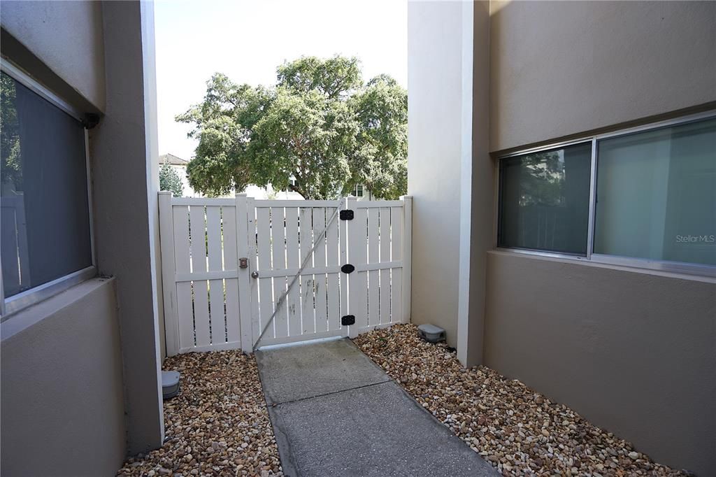 For Rent: $2,200 (2 beds, 2 baths, 938 Square Feet)