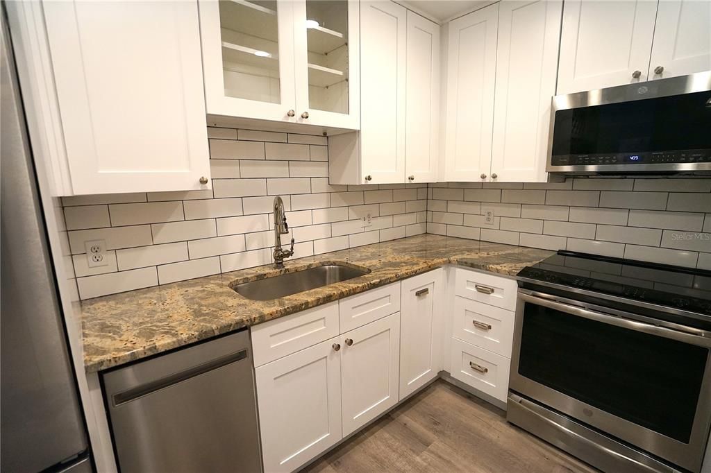 For Rent: $2,200 (2 beds, 2 baths, 938 Square Feet)