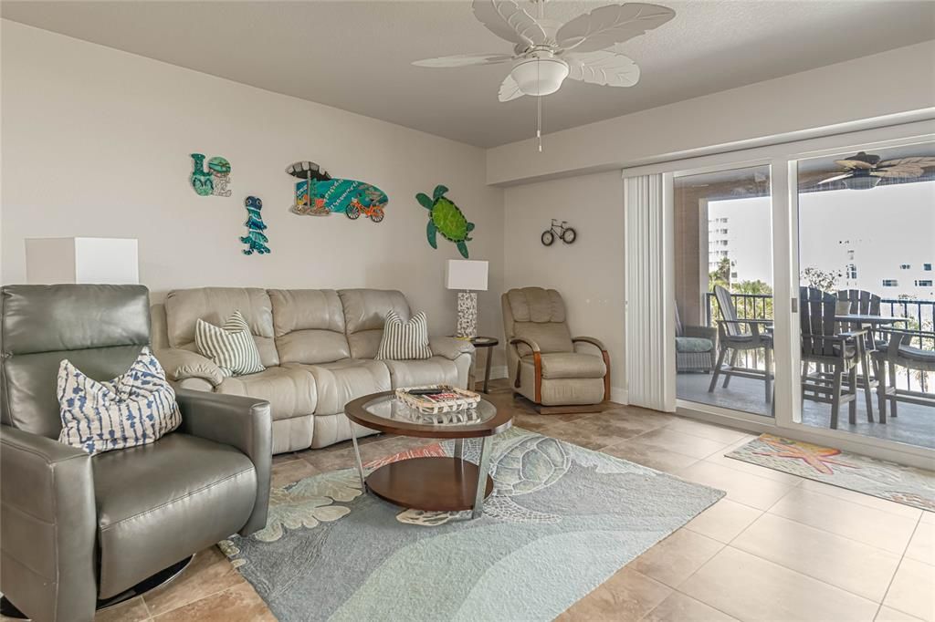 For Sale: $424,900 (2 beds, 2 baths, 1384 Square Feet)