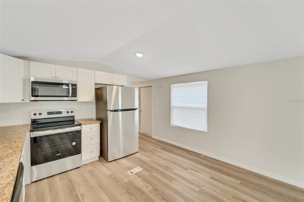 For Sale: $150,000 (2 beds, 1 baths, 784 Square Feet)