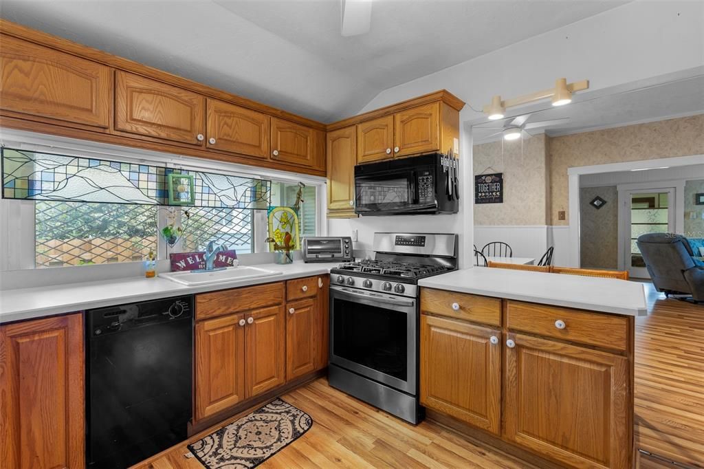 For Sale: $399,000 (3 beds, 1 baths, 1151 Square Feet)