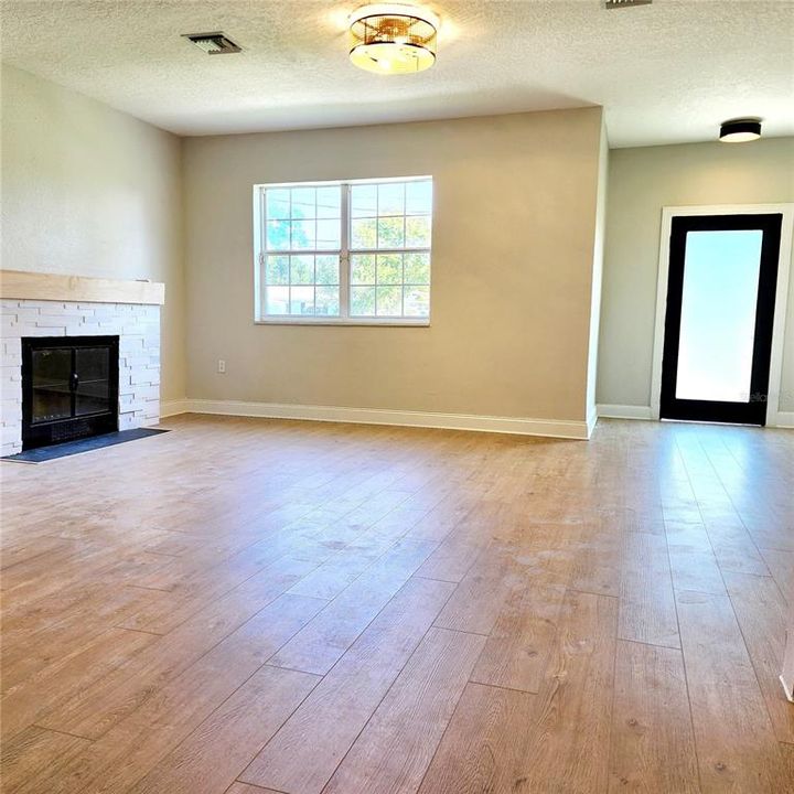 OVERSIZED FOYER