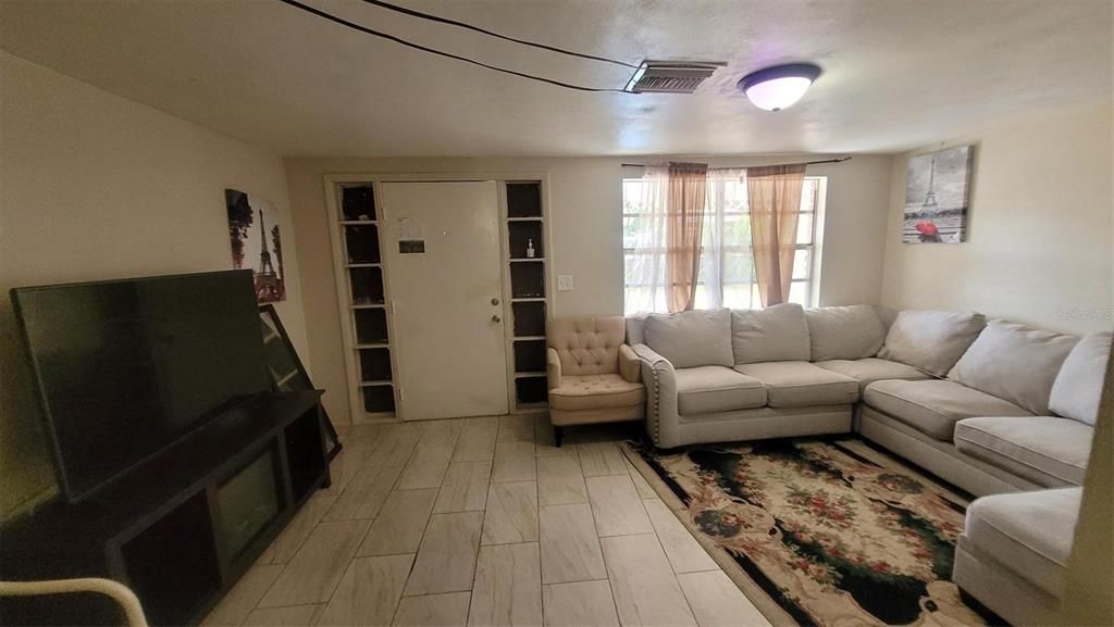 For Rent: $1,800 (3 beds, 2 baths, 1300 Square Feet)