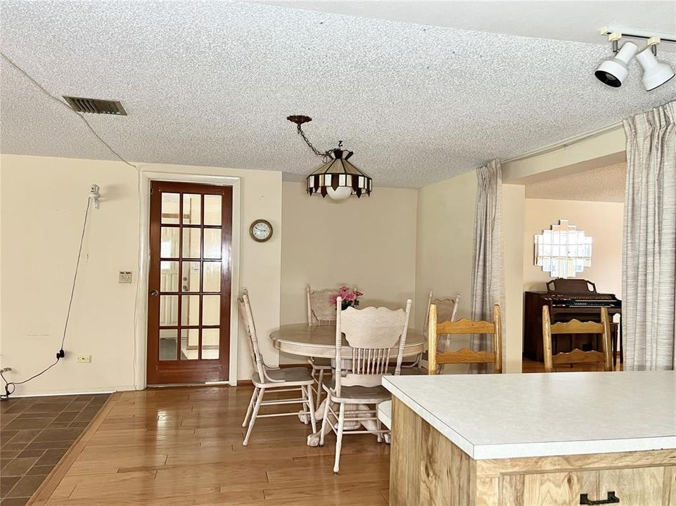 Dining Area - Plenty of Room for a Hutch