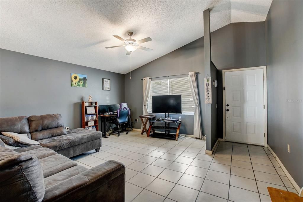 For Sale: $230,000 (2 beds, 2 baths, 1034 Square Feet)